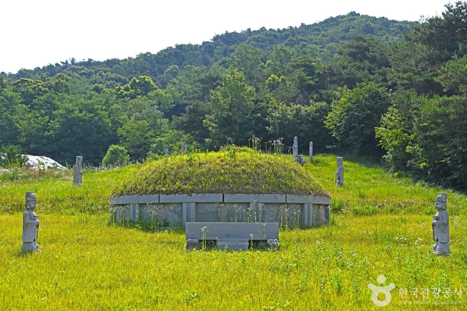 鎮川李英男墓所