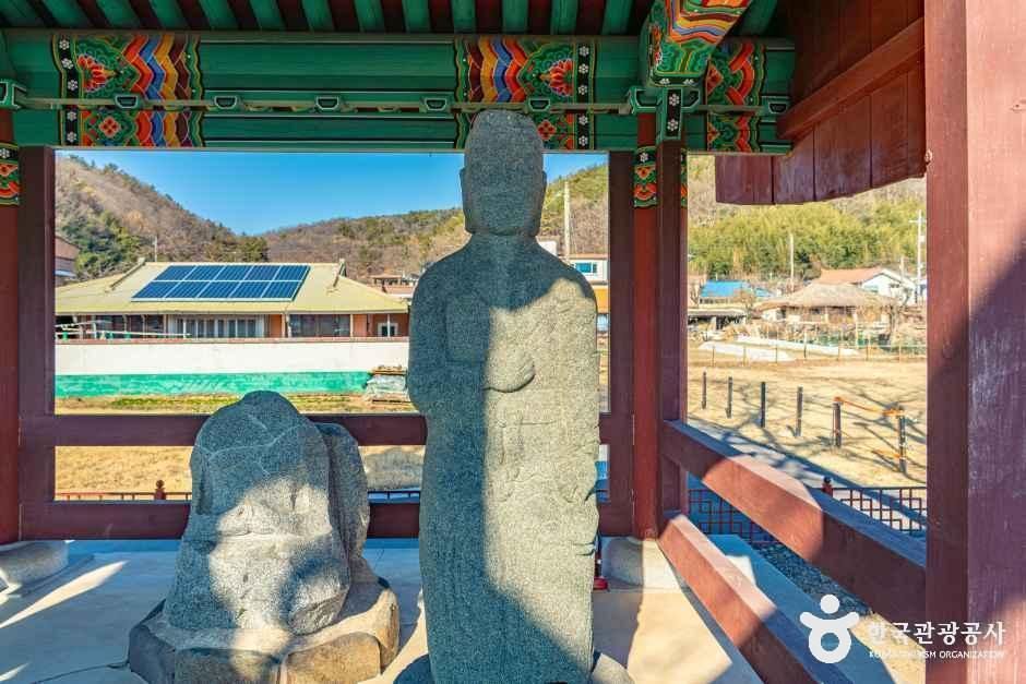 함안 대산리 석조삼존상