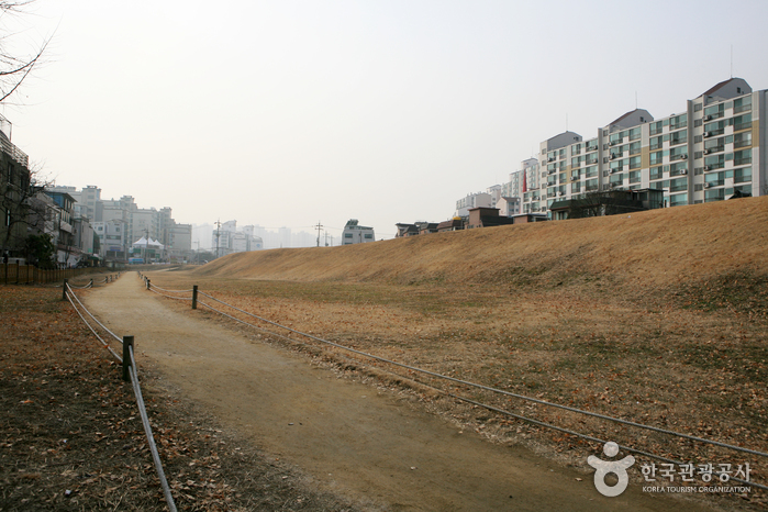 Земляная крепость Пхуннап-дон тхосон в Сеуле