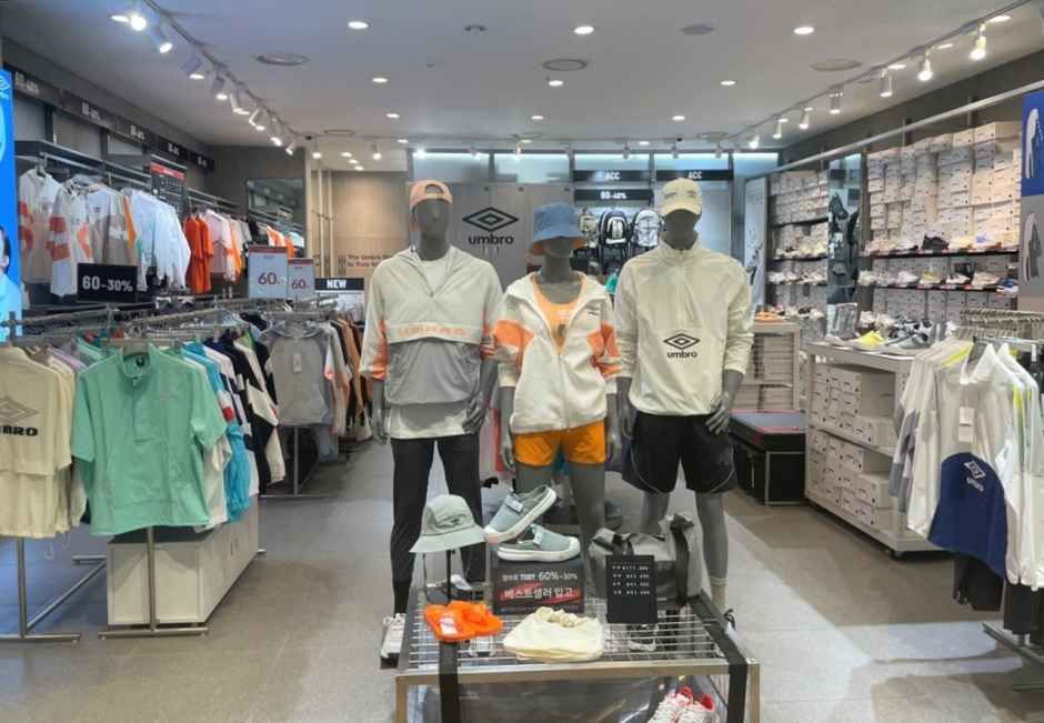 [事後免税店] UMBRO（アンブロ）・ロッテアウトレットクァンジュスワン（光州水莞）店(엄브로 롯데아울렛 광주수완점)
