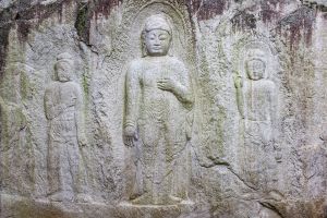 경주 율동 마애여래삼존입상