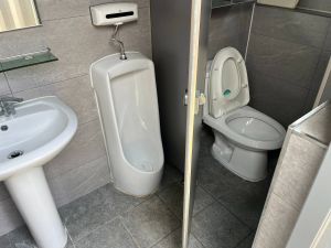 액션커피앤브런치 외부 화장실 내부