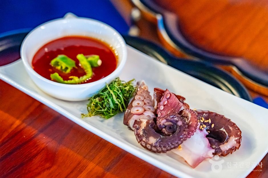 Parboiled Octopus (Muneosukhoe), a long-loved dish in Andong 