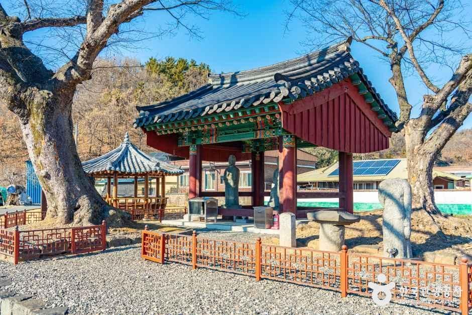 咸安大山里石造三尊像