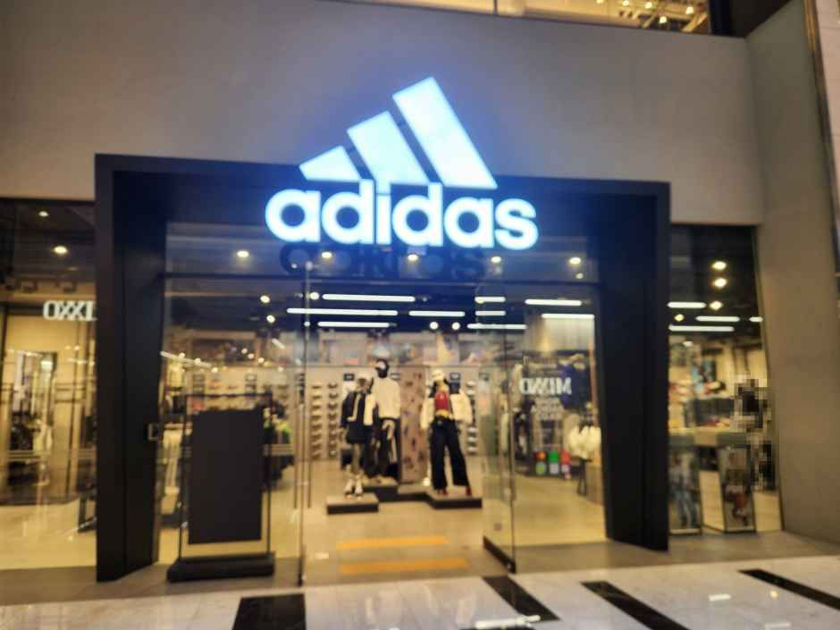 阿迪达斯 Performance IFC商场店