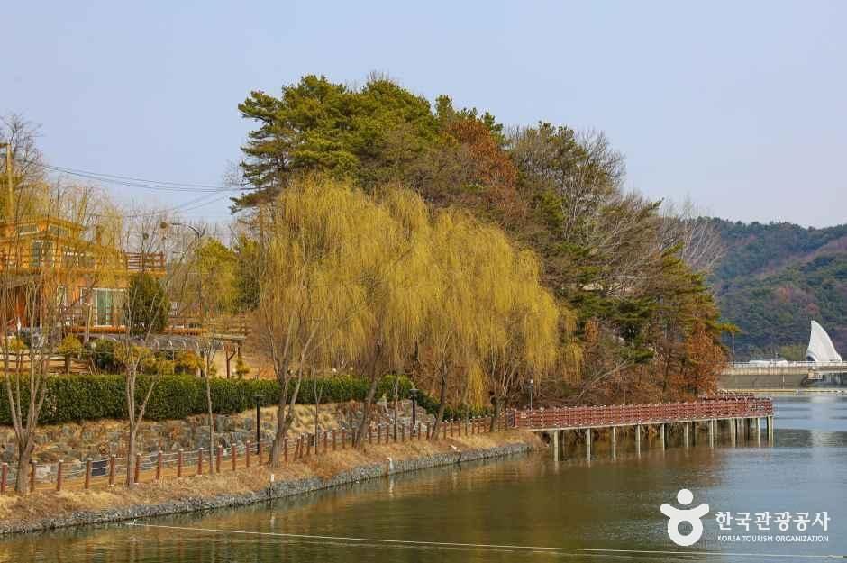 충남_예산_예당호 출렁다리(음악분수)_외부_6.jpg