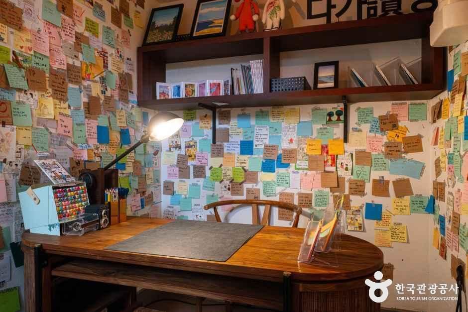 전북_전주_다가 여행자 도서관_내부_4.jpg