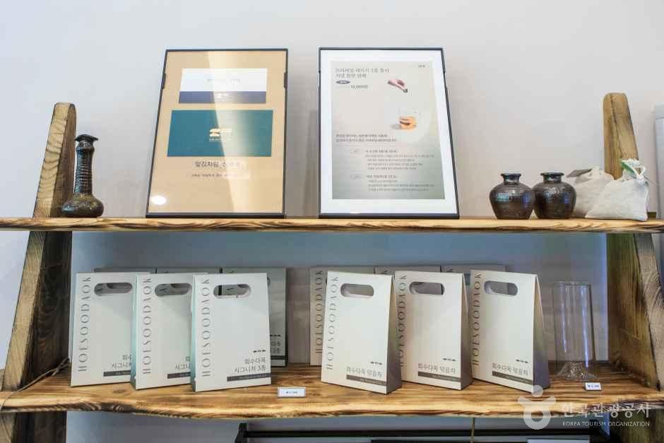 Sleek Tea Packages by Hoesoodaok