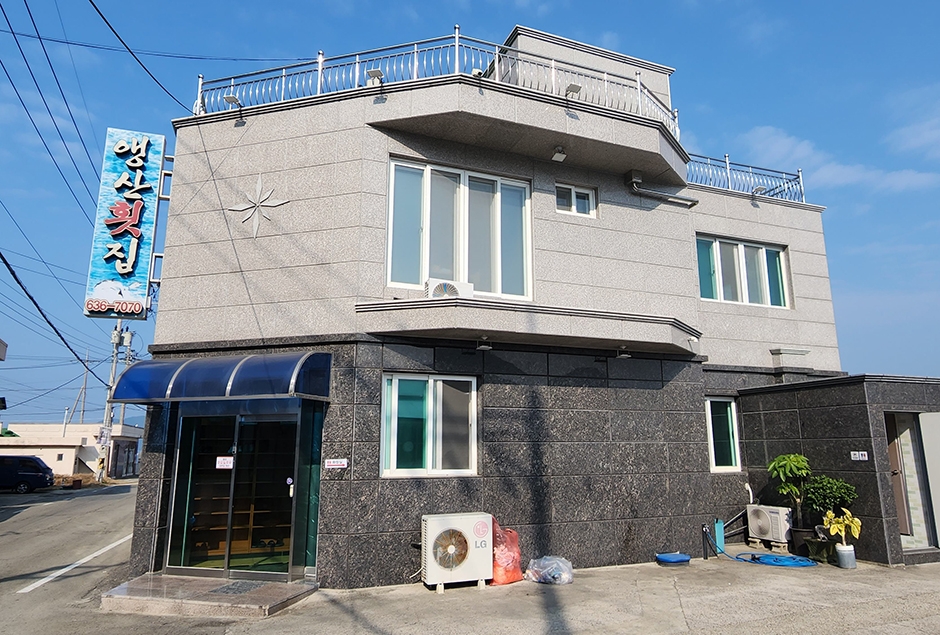 鶯山刺身店
