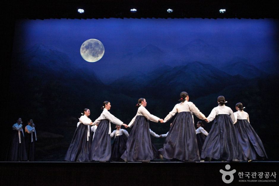 Circle Dance from Jindo Saturday Folk Trip 