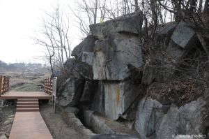 수암리 마애삼존불상