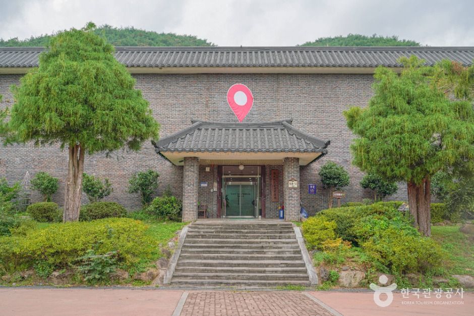 Boseong County Baekmin Art Museum