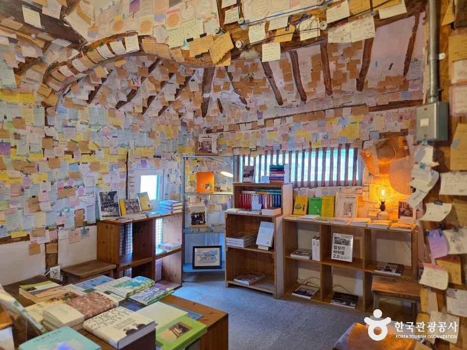 전북_김제_오느른 책밭_내부_1.jpg