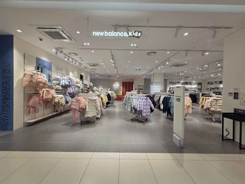 [事後免税店] New Balance（ニューバランス）キッズ・ロッテプレミアムアウトレットパジュ（坡州）店(뉴발란스키즈 롯데프리미엄아울렛 파주점)