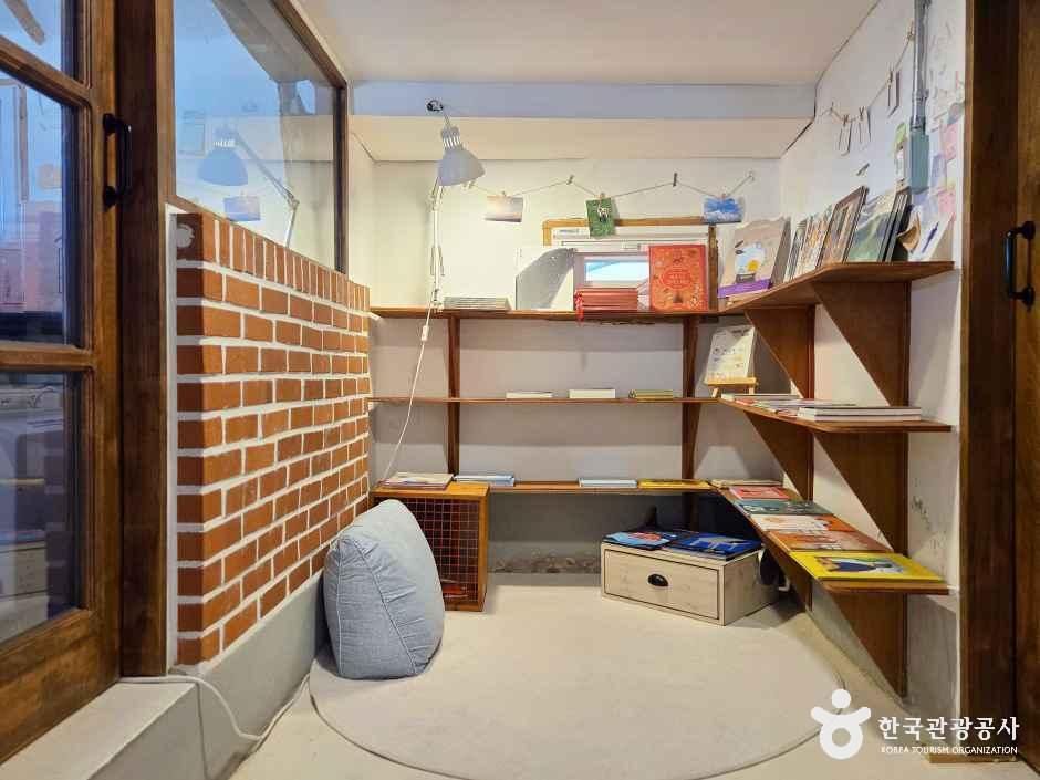 전북_김제_오느른 책밭_내부_2.jpg