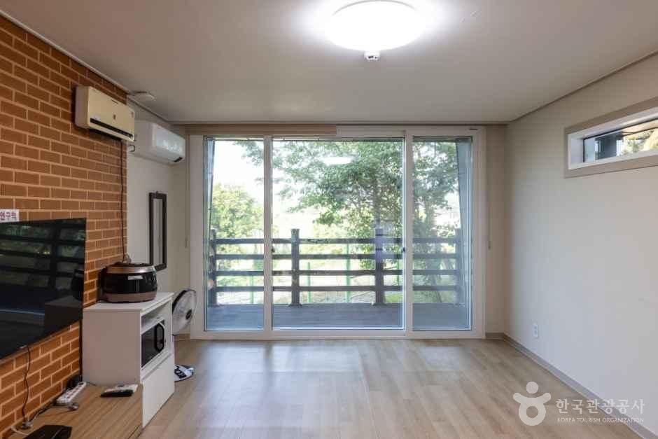 강화_강화평화빌리지_5인실 (1).jpg