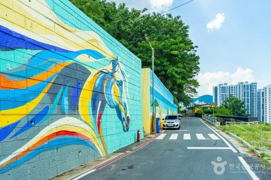 Gagopa Kkobuurang-gil Mural Village