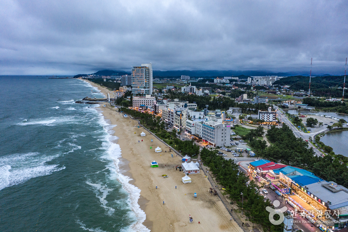 Destinations by Region : VisitKorea Destinations by Region Gangneung  Gyeongpo Beach (강릉 경포수욕장) | Official Korea Tourism Organization