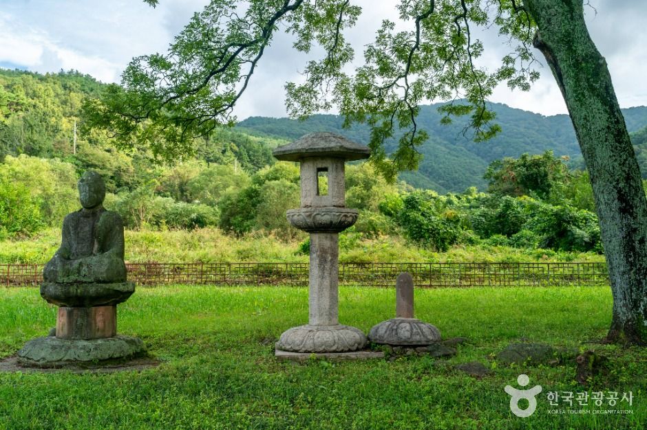 陜川白巌里石灯