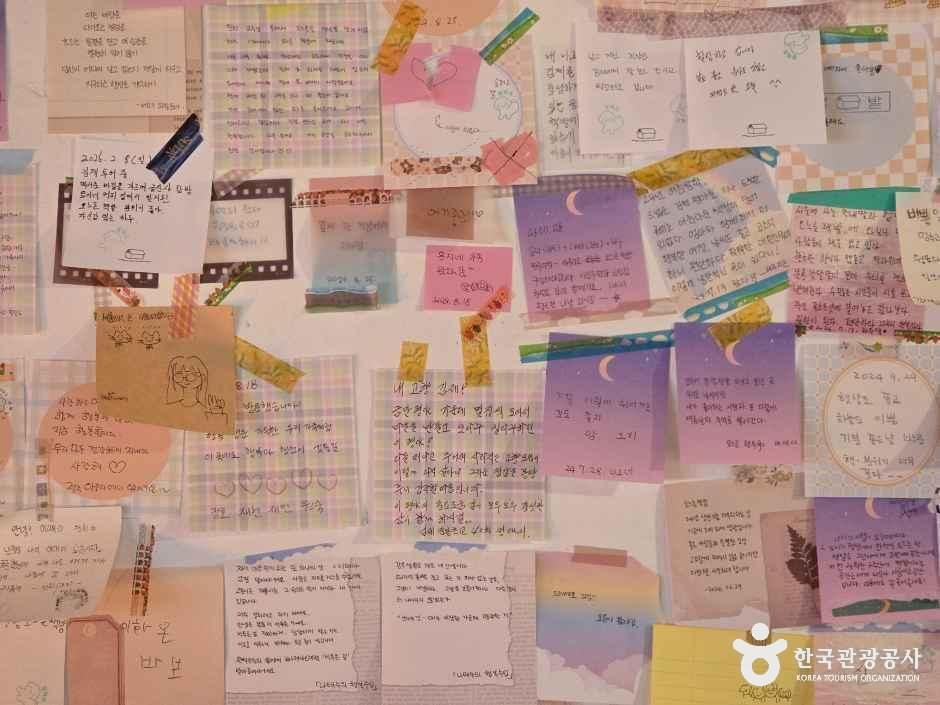 전북_김제_오느른 책밭_내부_3.jpg