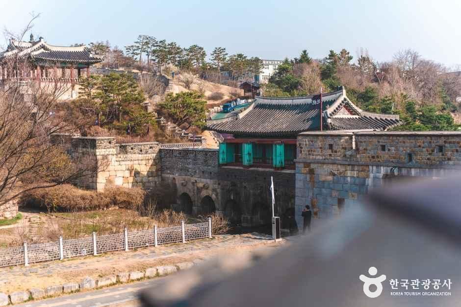 화홍문(華虹門)