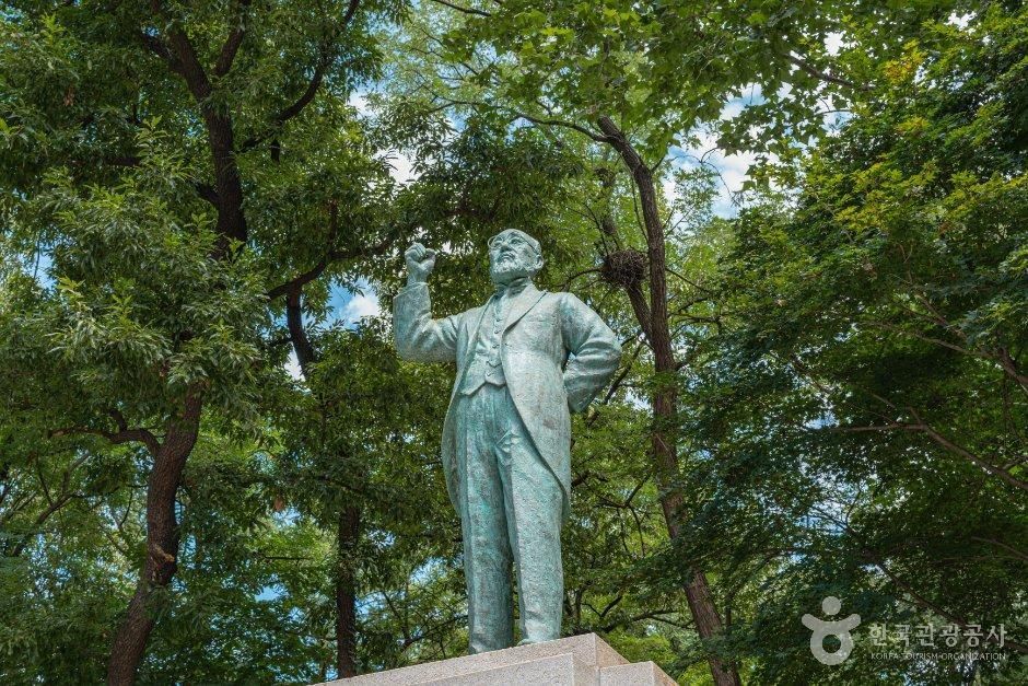 남강이승훈선생동상
