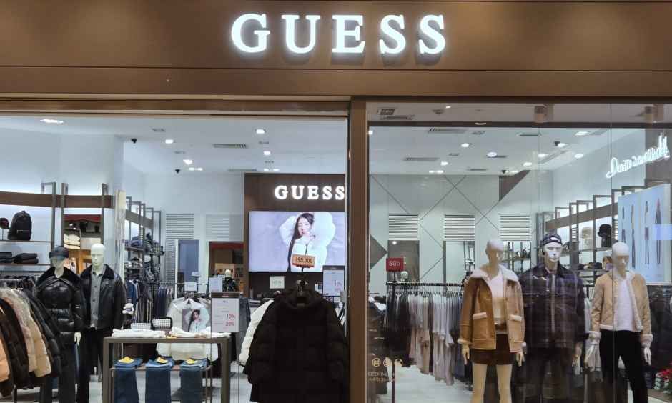 Guess Square One店