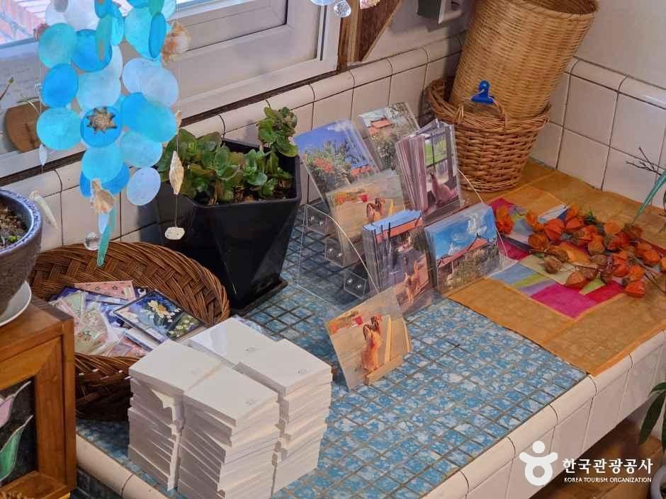 전북_김제_오느른 책밭_내부_4.jpg