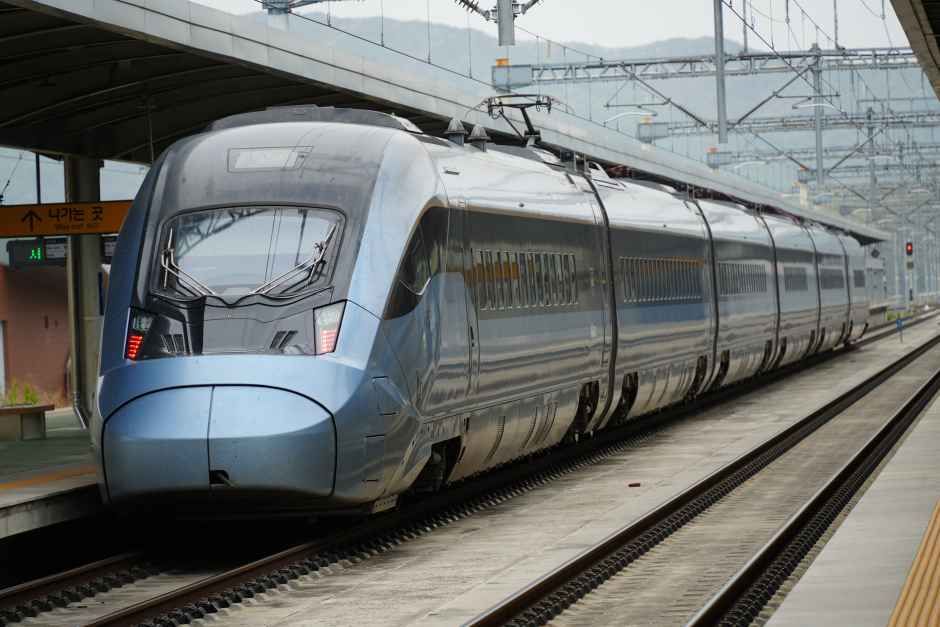 KORAIL中央線を走るKTX-イウム