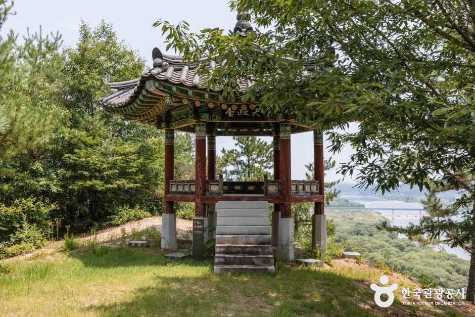 천정대 - 충청남도 부여군 규암면 백제문로호암길 106-24 관광 명소