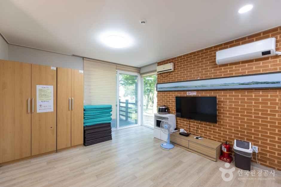 강화_강화평화빌리지_10인실 (1).jpg
