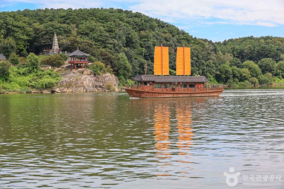 Yeoju Hwangpo Sailboat