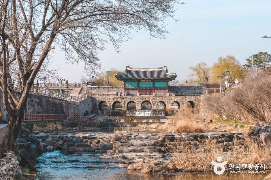 화홍문(華虹門)