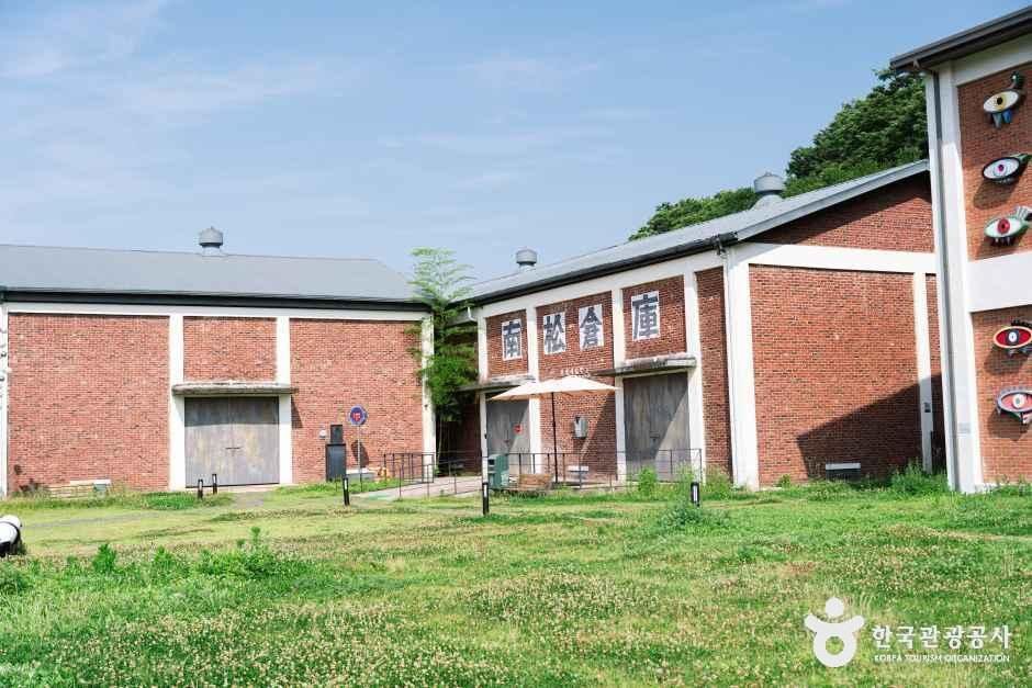 담빛예술창고 - 전남광주통합특별시 담양군 담양읍 객사7길 75 관광 명소