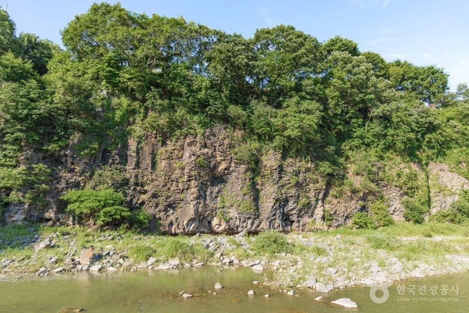 銀垈里板状節理と褶曲構造（漢灘江ユネスコ世界ジオパーク）