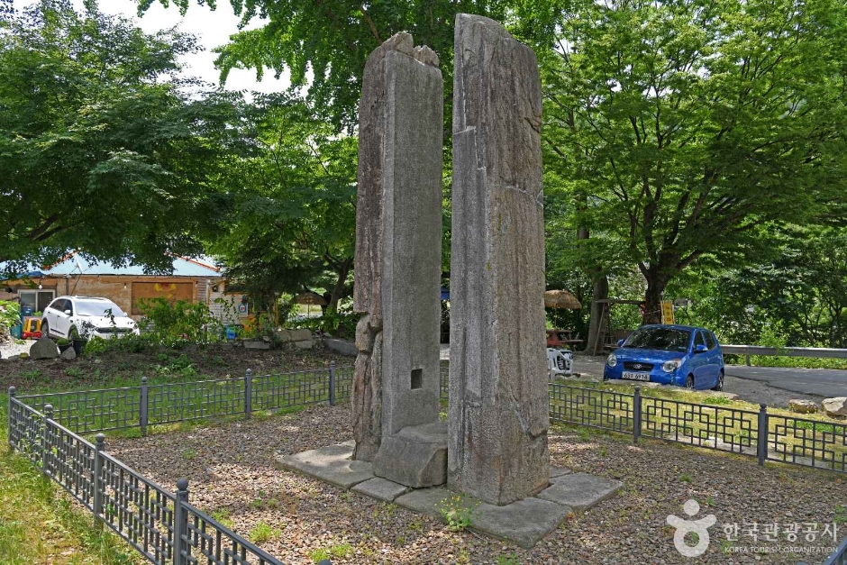 Gongju Sangsin-ri Flagpole Supports