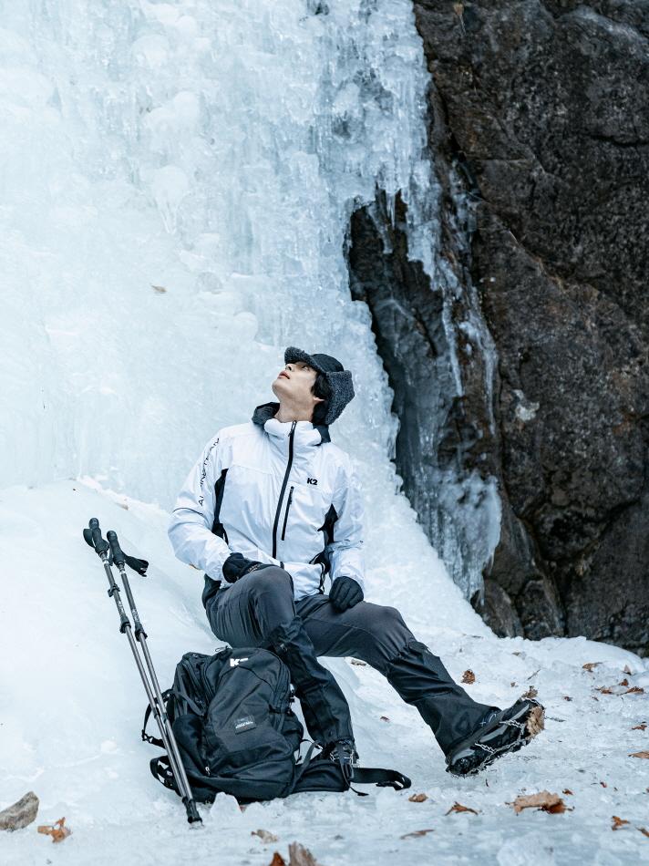 凍りついた梅月台瀑布の前で一休み