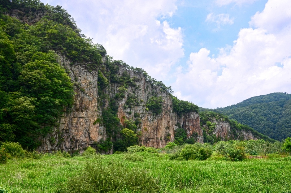 万安紫岩断崖