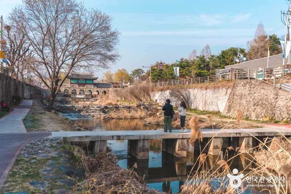 화홍문(華虹門)