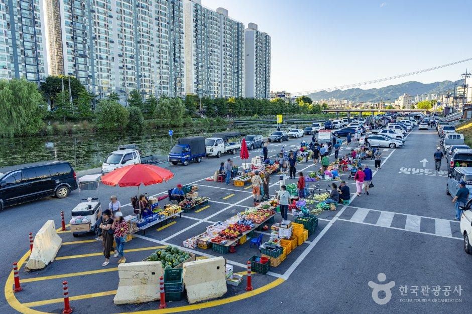 Farmers' Dawn Market