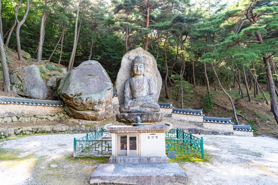 慶州南山弥勒谷石造如来坐像