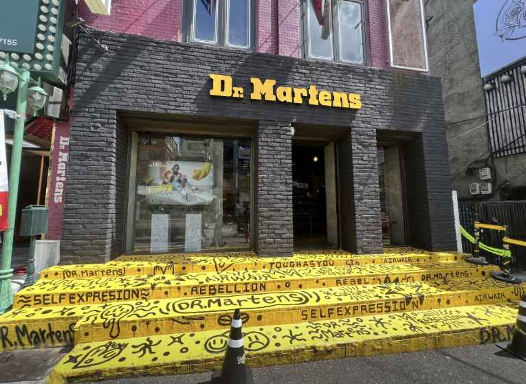 Dr. Martens Hongdae Branch [Tax Refund Shop](닥터마틴 홍대점)