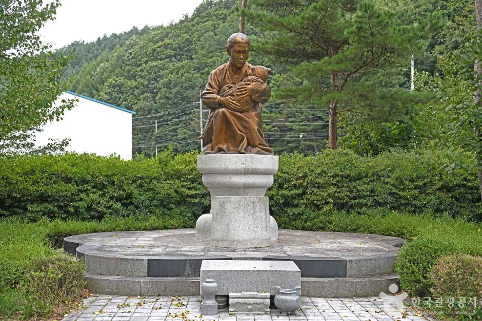 故パク・ジョンリョル女史追慕公園