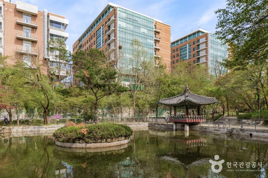 冠岳山湖水公園