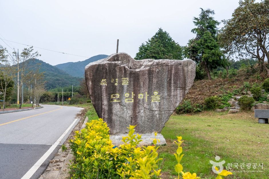 母岩村