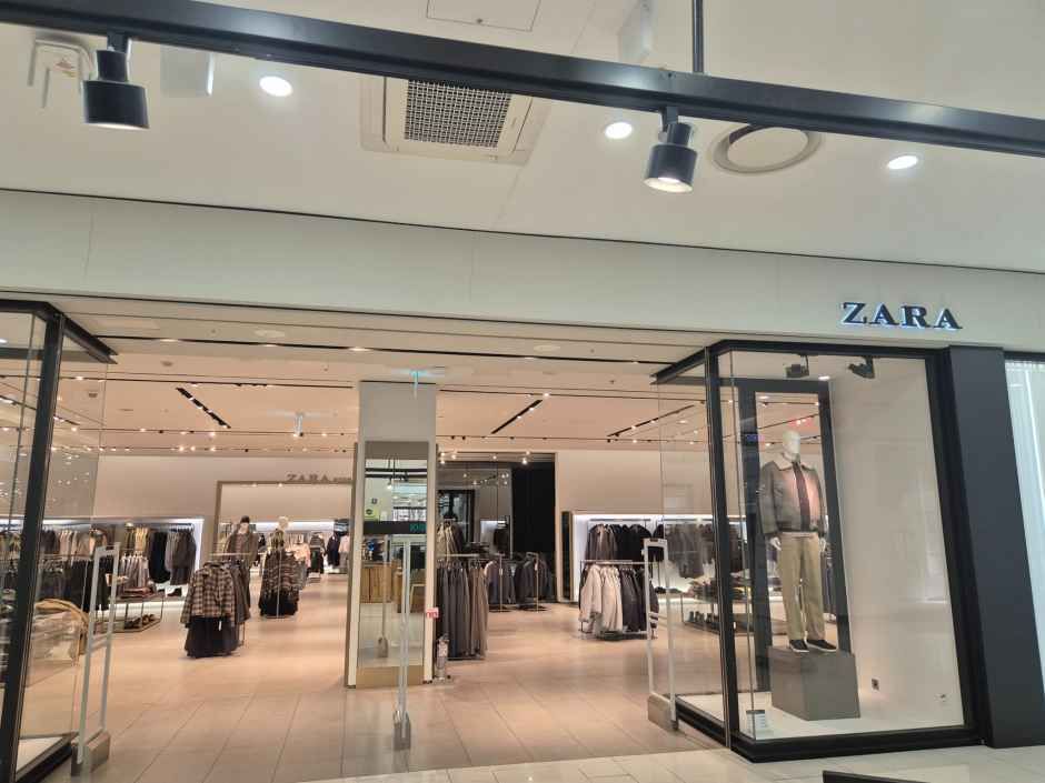 ZARA Gウェルシティモール店