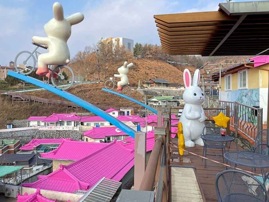 ピンク色の町並みが「映える」と近ごろ再び人気急上昇の新世洞壁画村