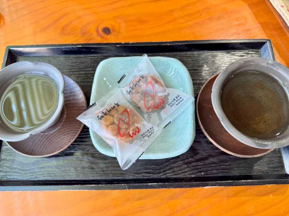 お茶菓子はお店で製造販売している蓮の花パン