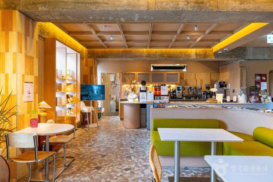 강원_원주_깨 로스터리 옥희방앗간_내부_3.jpg