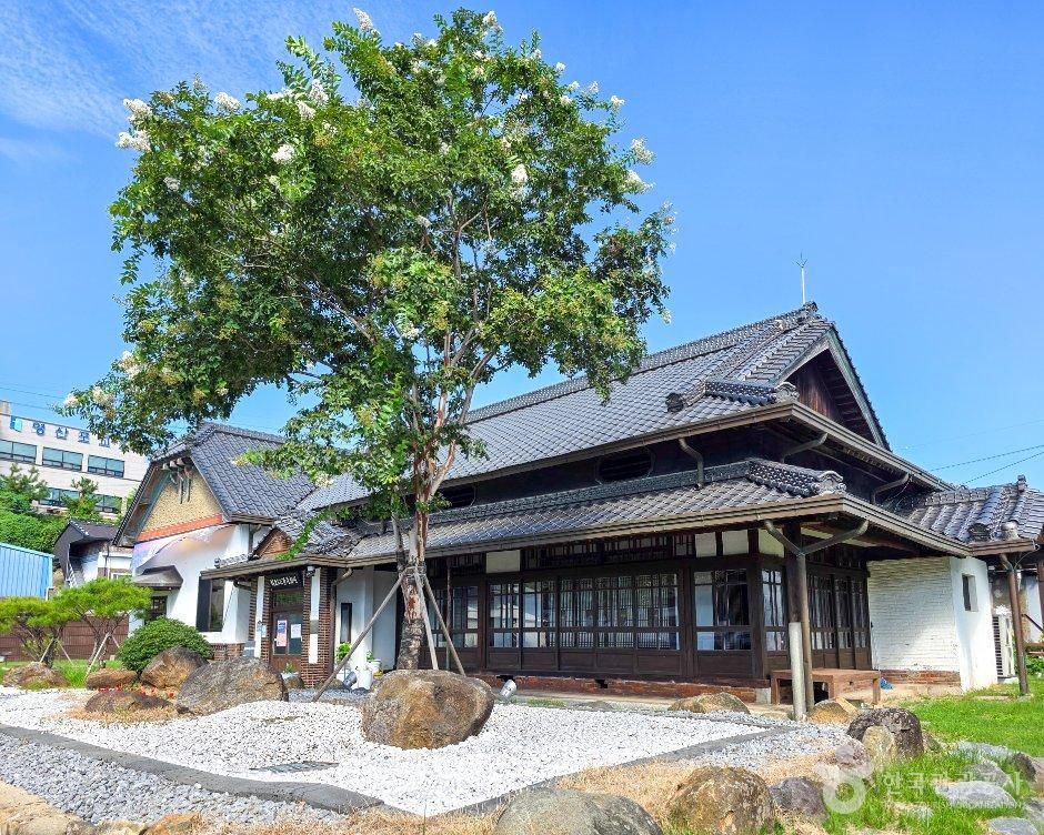 타오르는 강 문학관